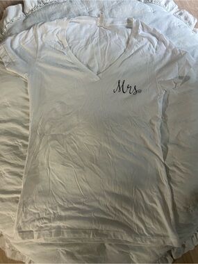 Mrs. White Crewneck Tee with Tag Detail